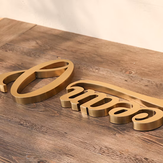 La lettre balayée de l'acier inoxydable 3D signe le signage de lettre en métal